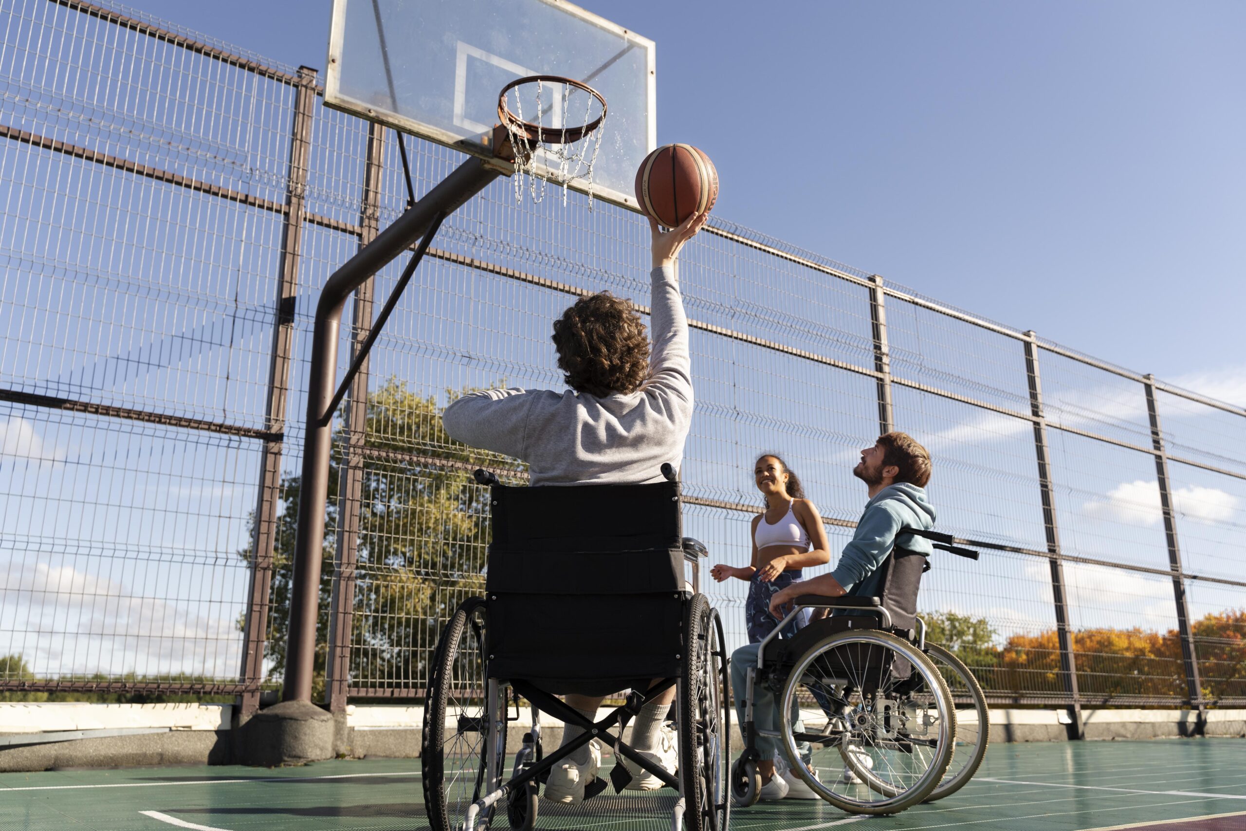 Des personnes en fauteuil roulant jouent au basket