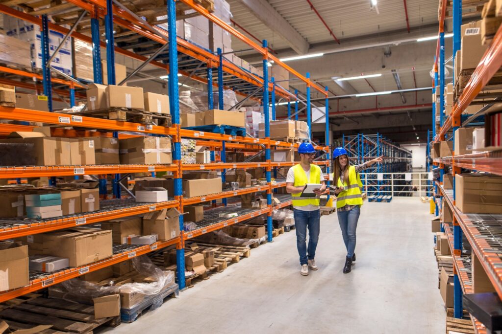 Deux personnes font l'inventaire d'un entrepôt