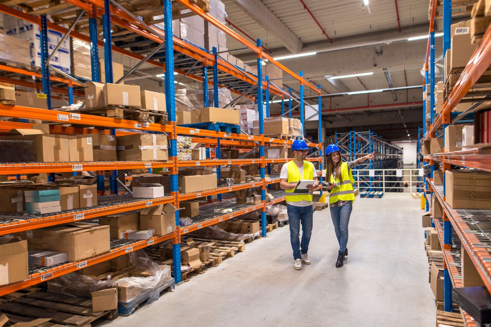 Deux personnes font l'inventaire d'un entrepôt