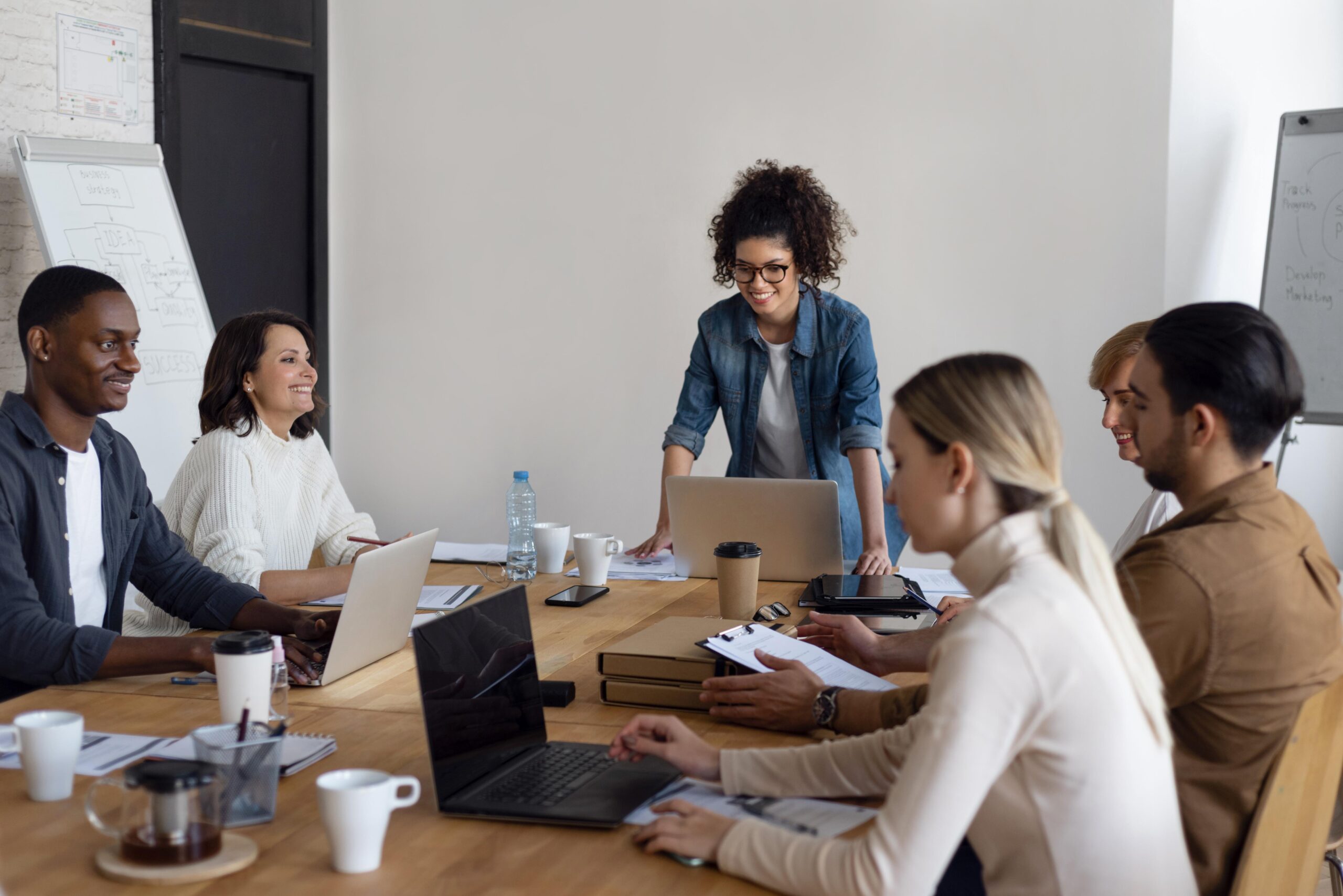 Réunion de travail, les gens sourient