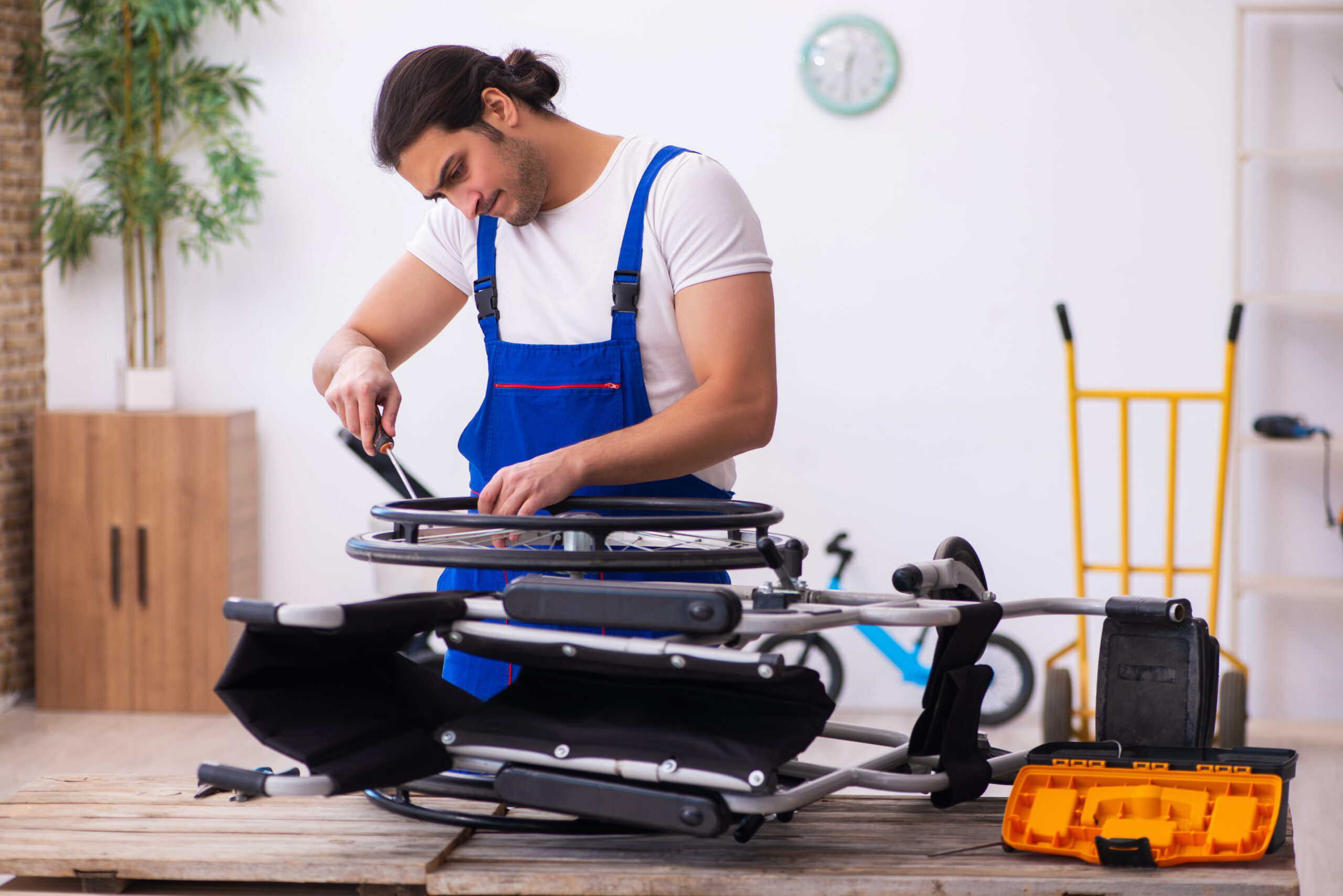 Un technicien réparant un fauteuil roulant