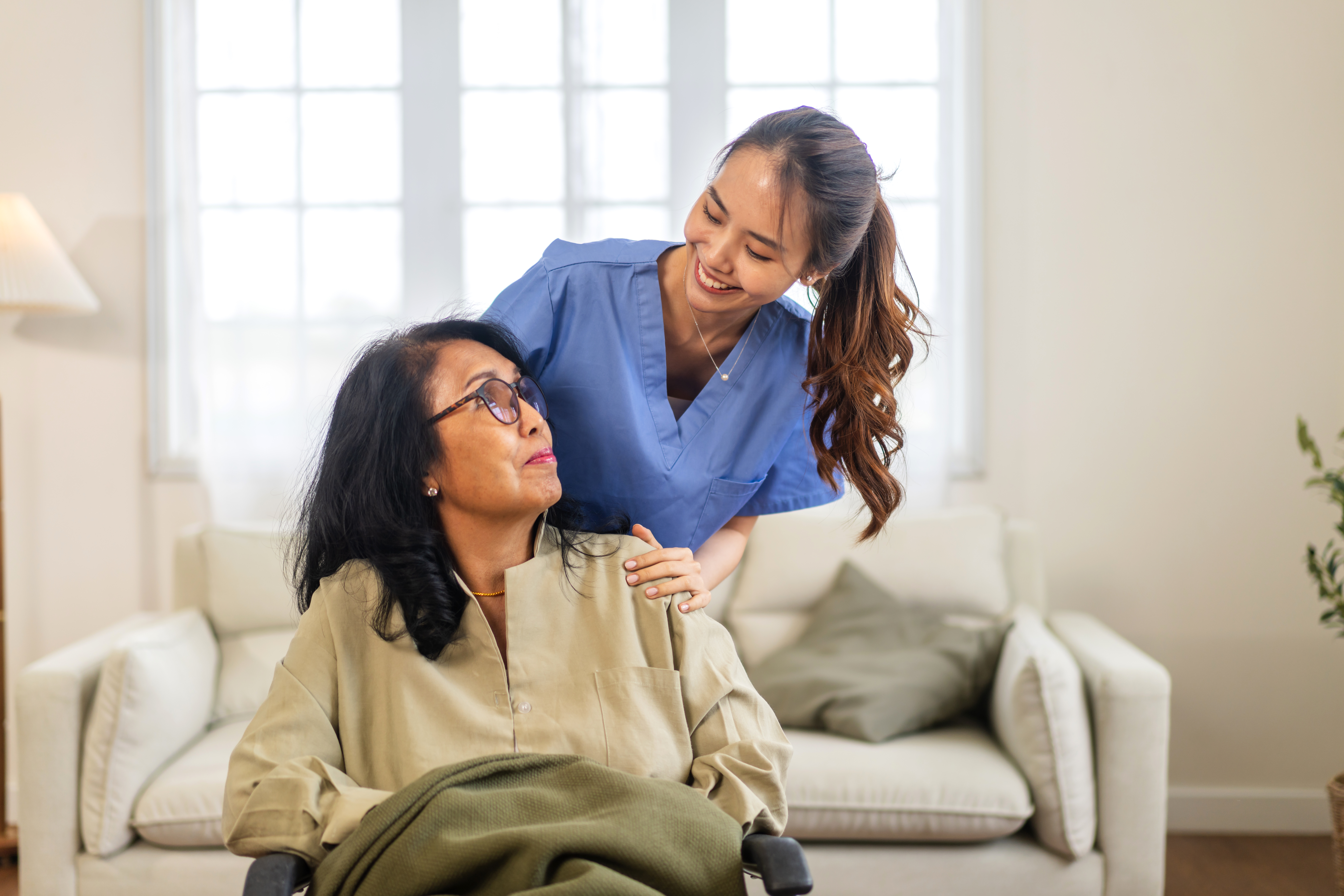 Une femme se tourne vers l'infirmière s'occupant d'elle