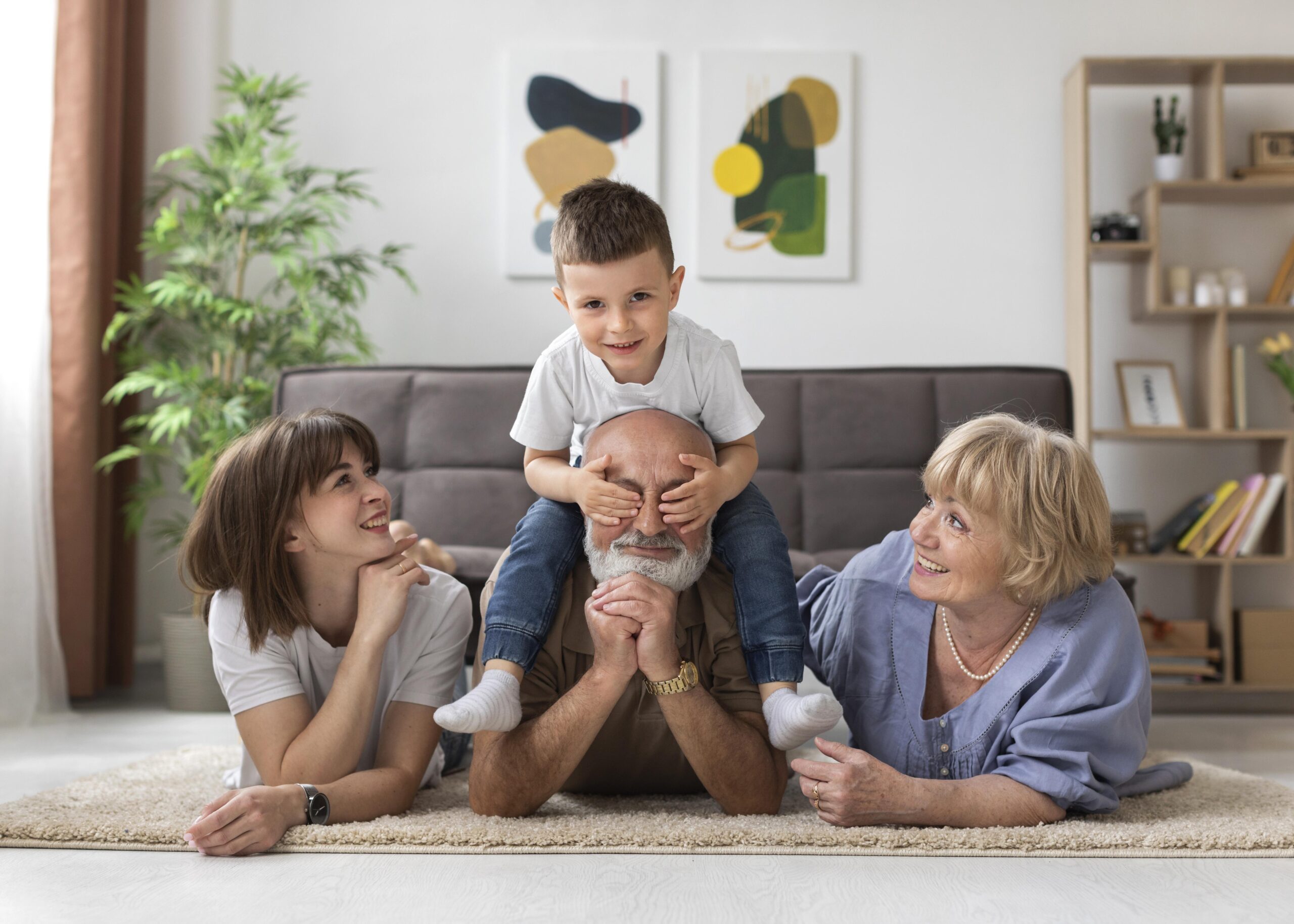Famille heureuse avec jeune femme, enfant et grand-parents dans le salon