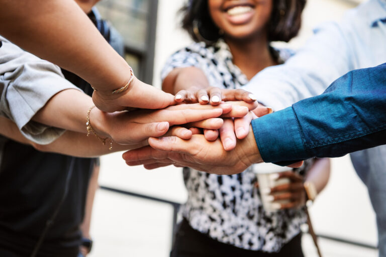 Gros plans sur des mains posées les unes sur les autres