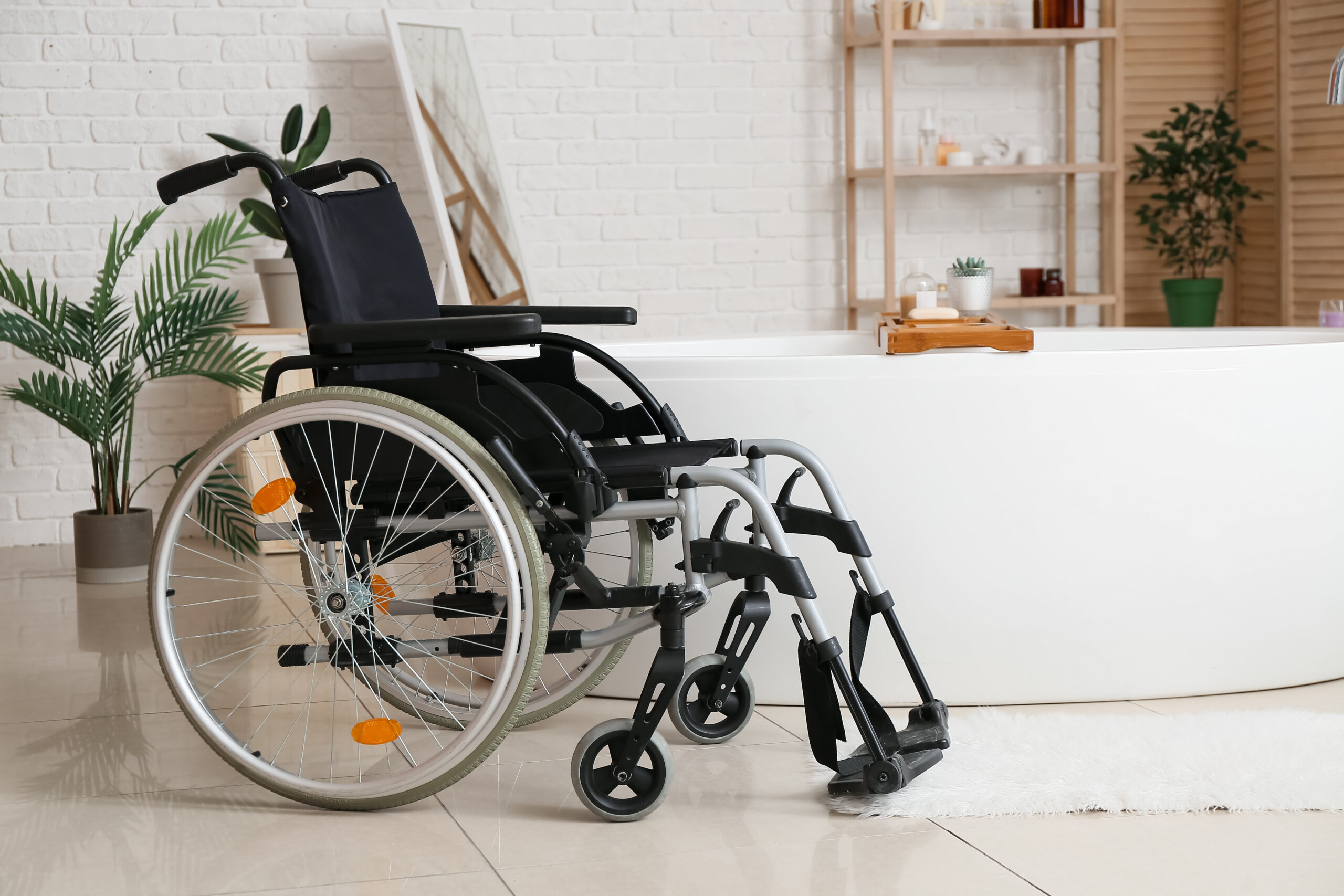 Un fauteuil roulant vide dans une salle de bain