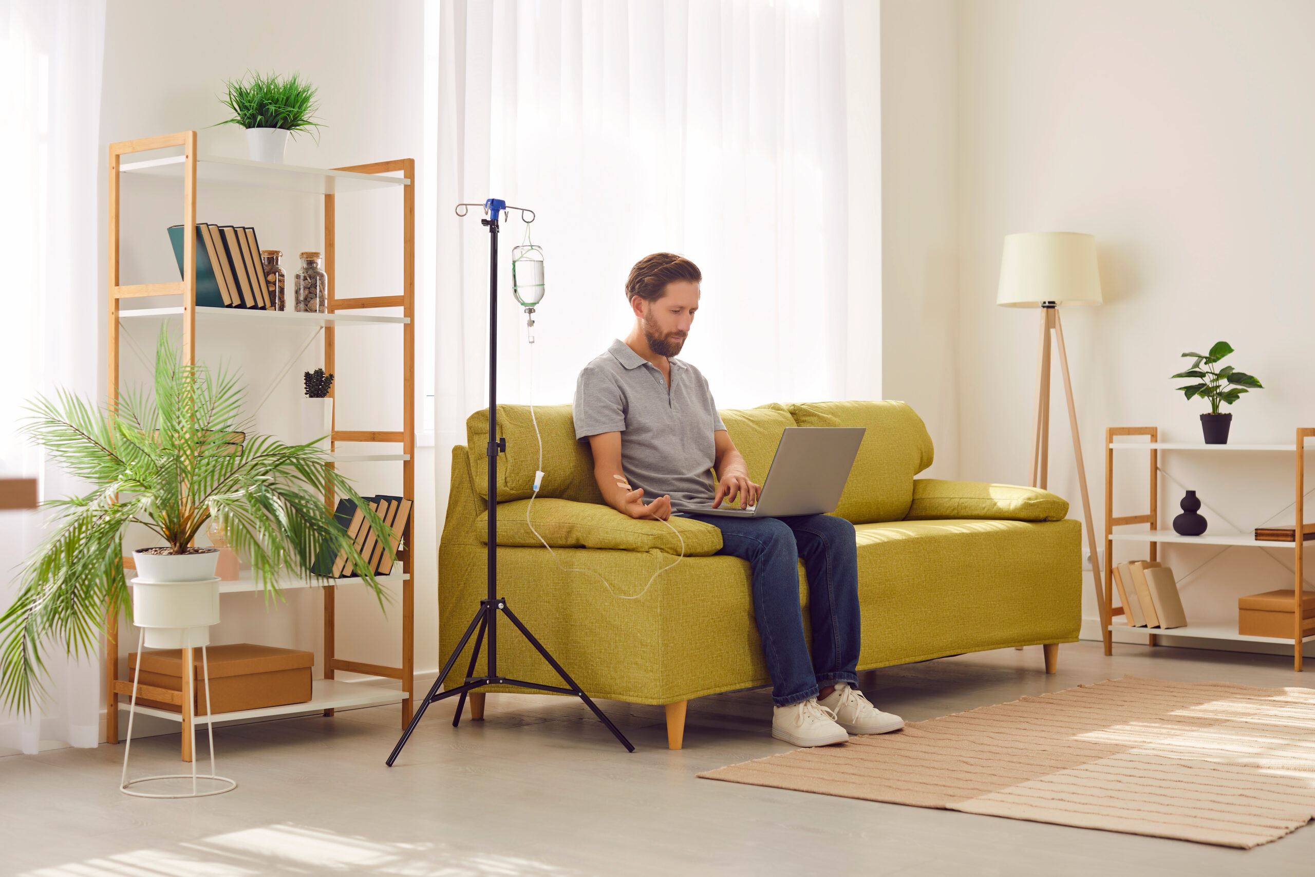 Un homme travaille avec une perfusion à domicile