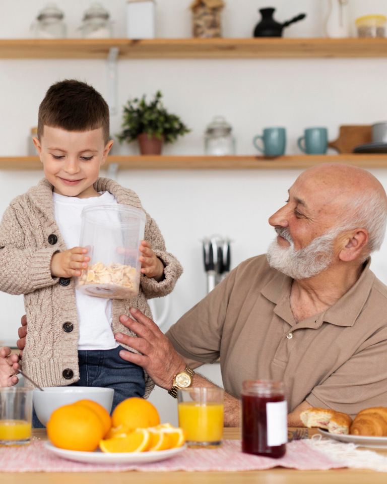 Des grands parents prennent un petit déjeuner avec leur petit fils