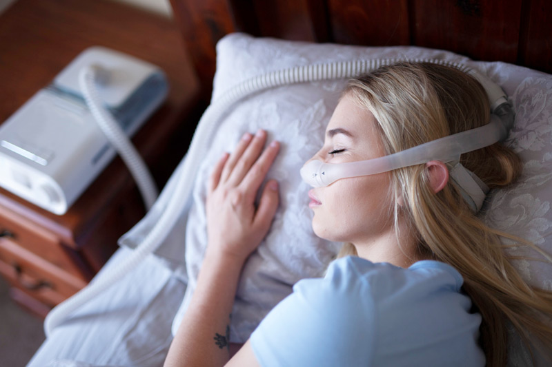 Femme qui dort appareil apnée du sommeil
