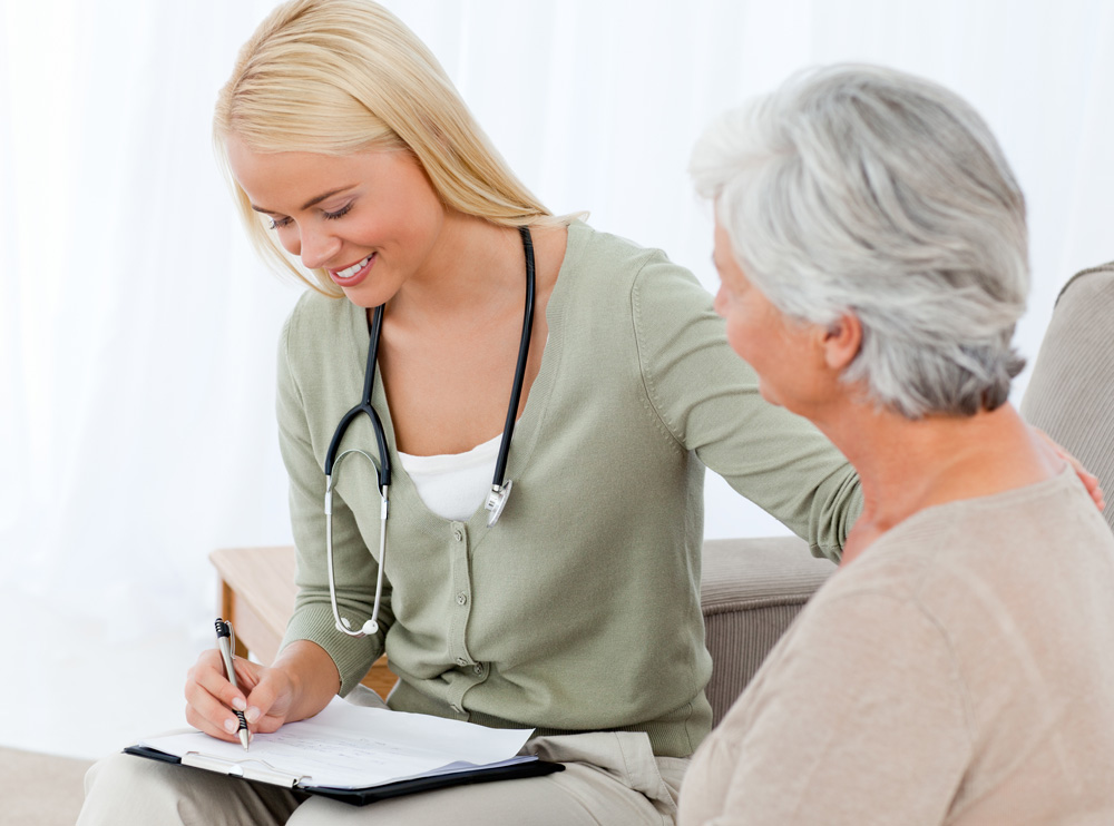 Médecin parlant avec son patient prescription