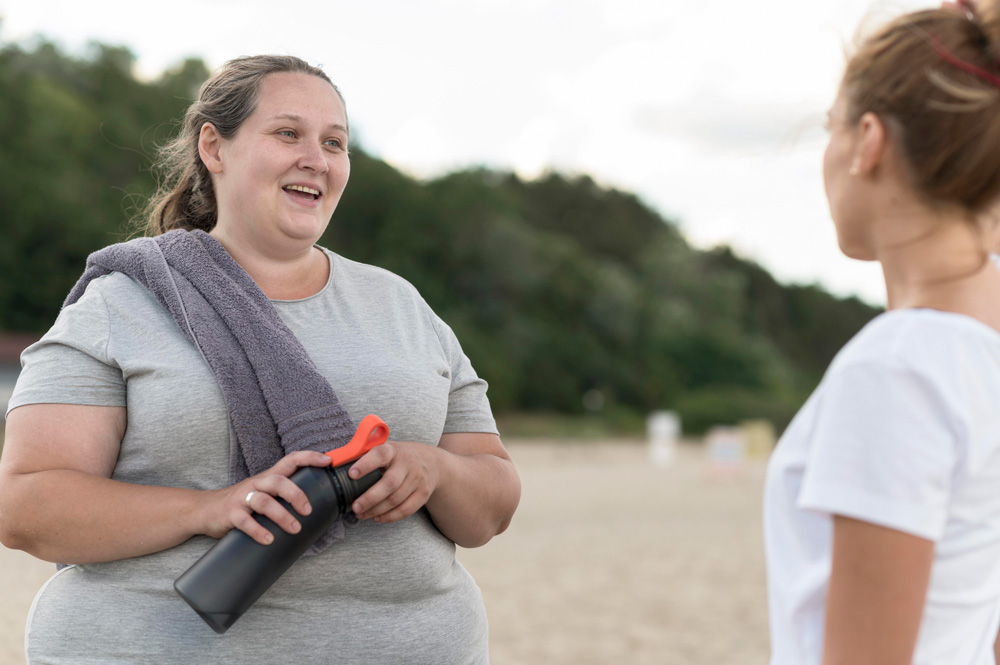 personne en situation d'obésité, sport avec son amie