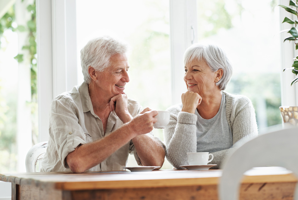 un couple de seniors savoure une tasse de thé ensemble