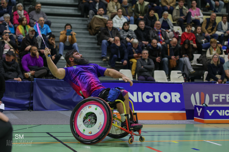Athlète en fauteuil roulant en compétition de badminton