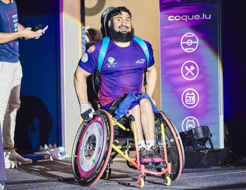 Athlète en fauteuil roulant victoire compétition de badminton