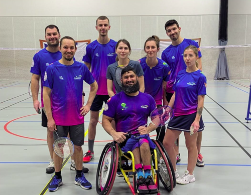 Équipe sportive badminton inclusive terrain de badminton